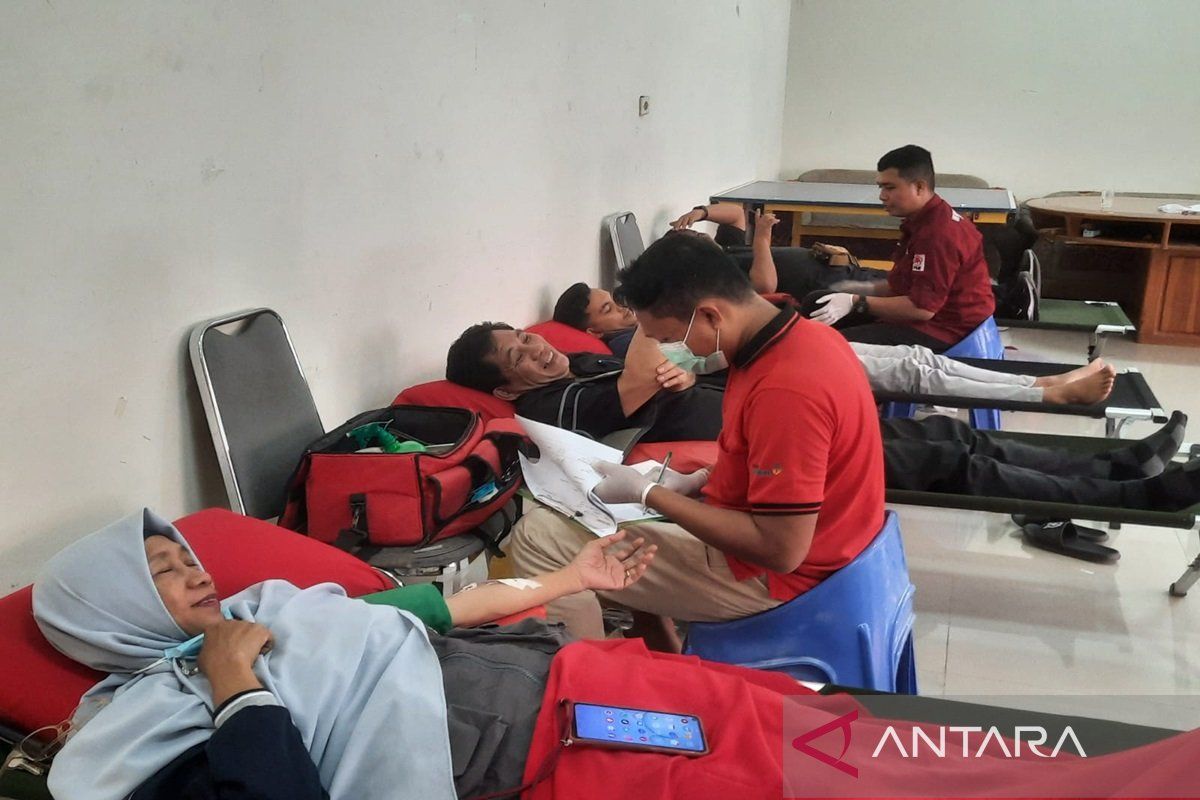 Disnakertrans dan buruh sumbang 33 kantong darah serangkaian 'May Day' di Kendari