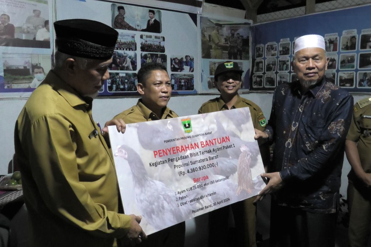 Pemprov Sumbar serahkan bantuan ayam KUB di Pasaman Barat