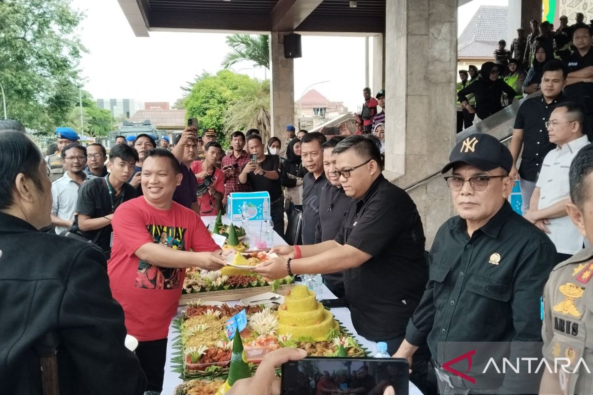 Pj Gubenur Sumsel kirim tumpeng untuk buruh yang peringati Mayday 2024