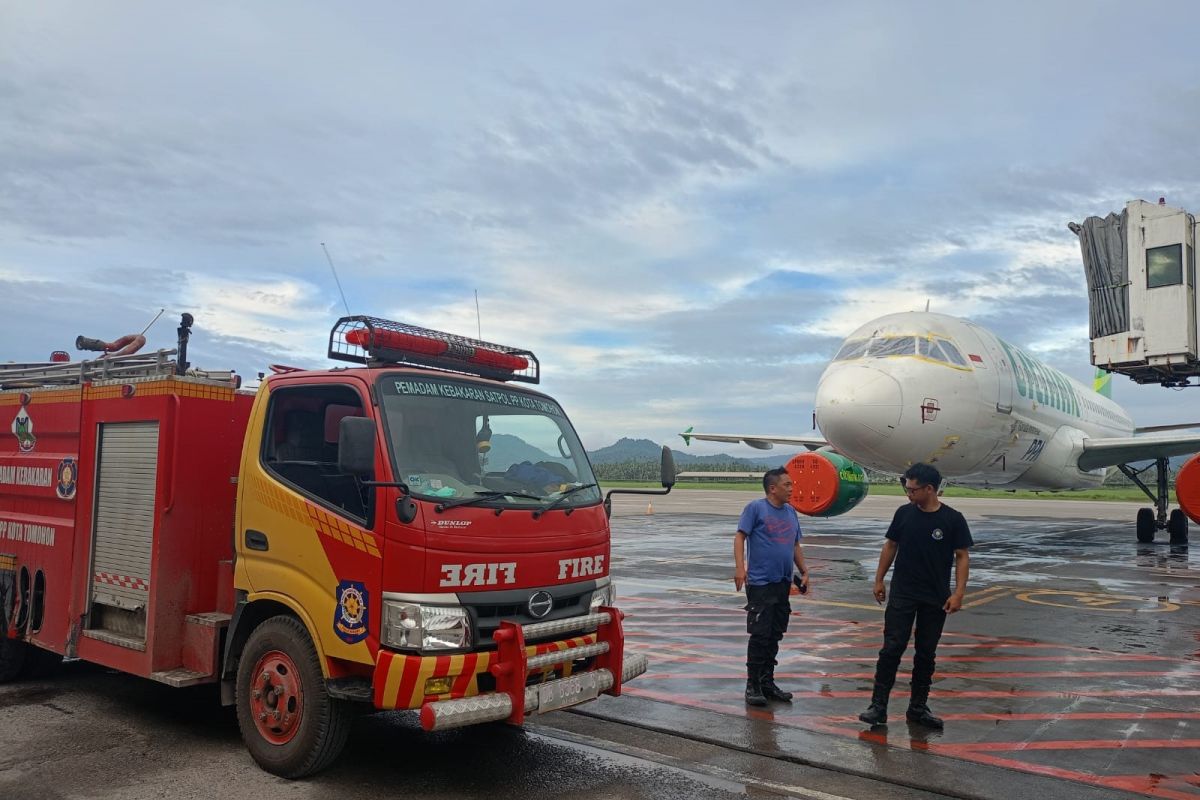 Tim Damkar Tomohon bersihkan landasan pacu Bandara Sam Ratulangi