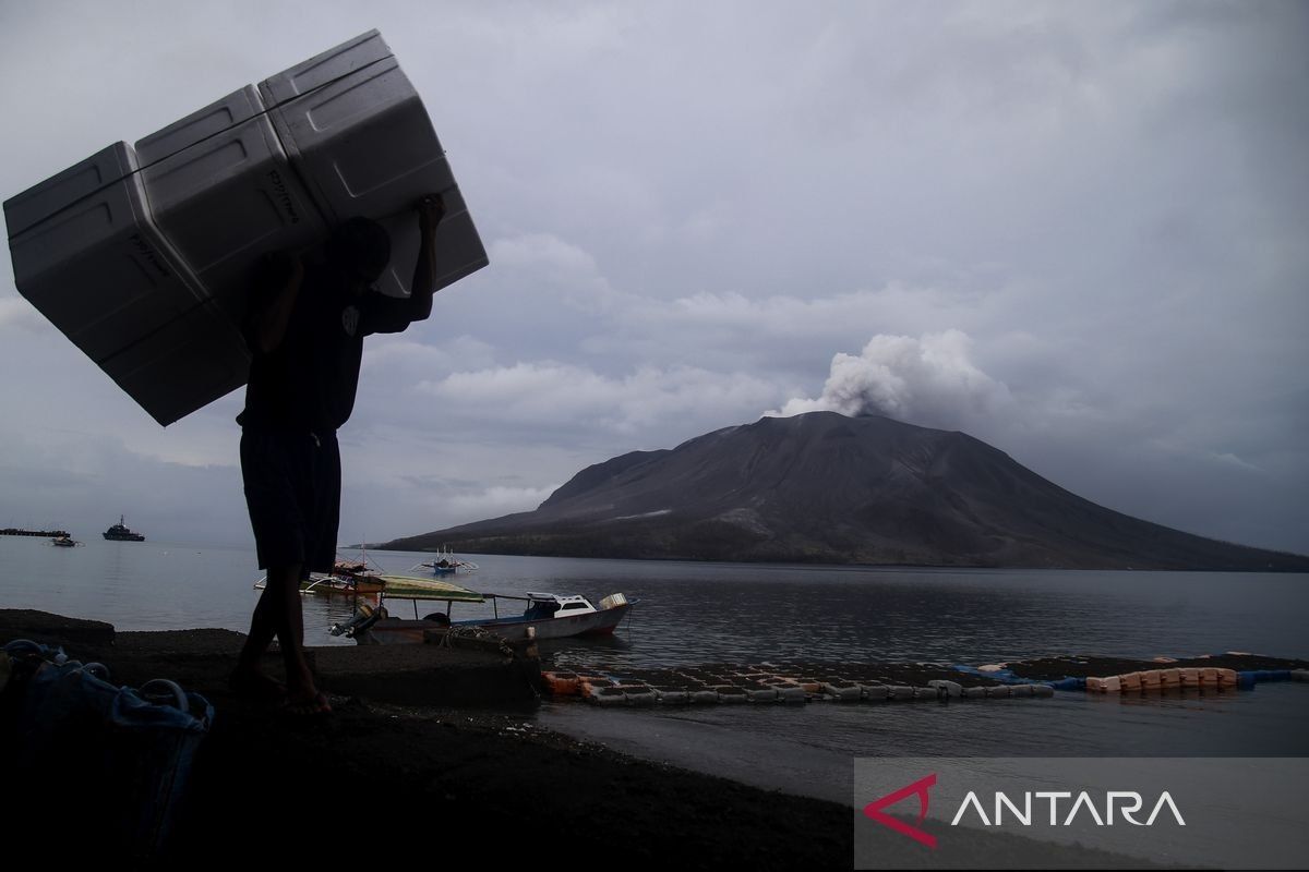 Gunung Ruang punya potensi bahaya awan panas hingga banjir lahar yang perlu diwaspadai