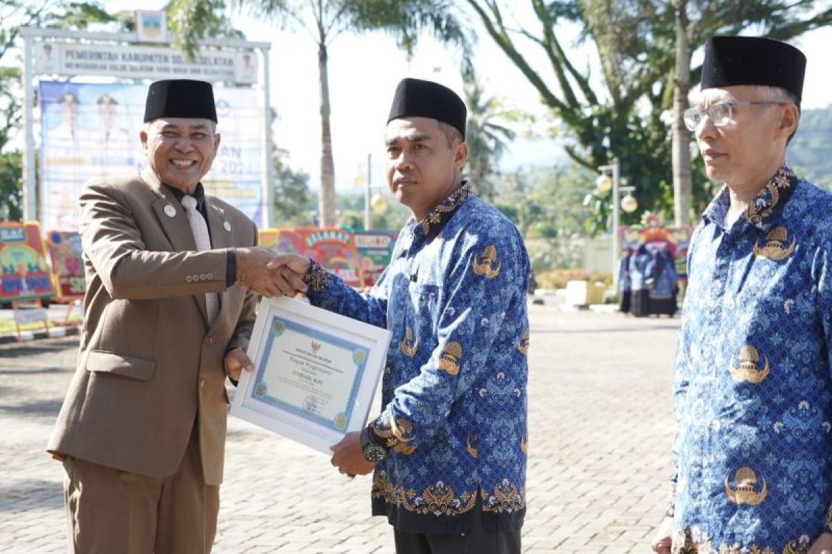 Solok Selatan berikan penghargaan bagi tenaga pendidik