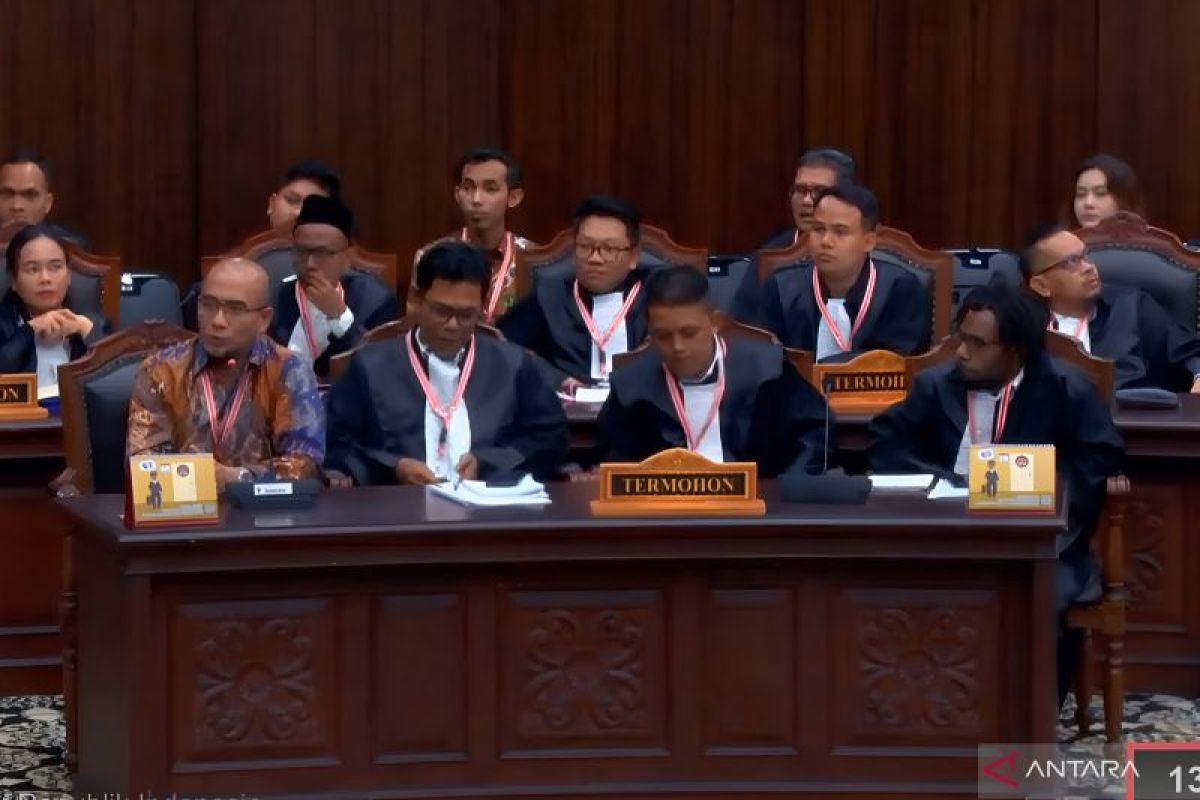 Ketua MK tegur Ketua KPU yang izin tinggalkan sidang