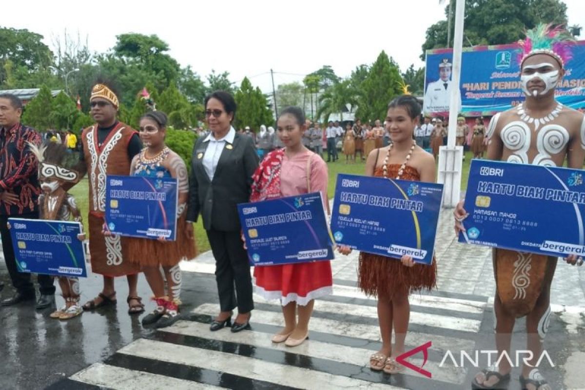 Pemkab Biak salurkan bantuan 6.000 beasiswa pendidikan Biak Pintar