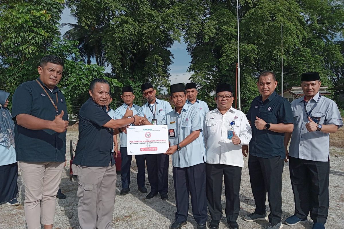 Peringati Hardiknas,Semen Padang serahkan bantuan perawatan dan perbaikan komputer untuk SMK