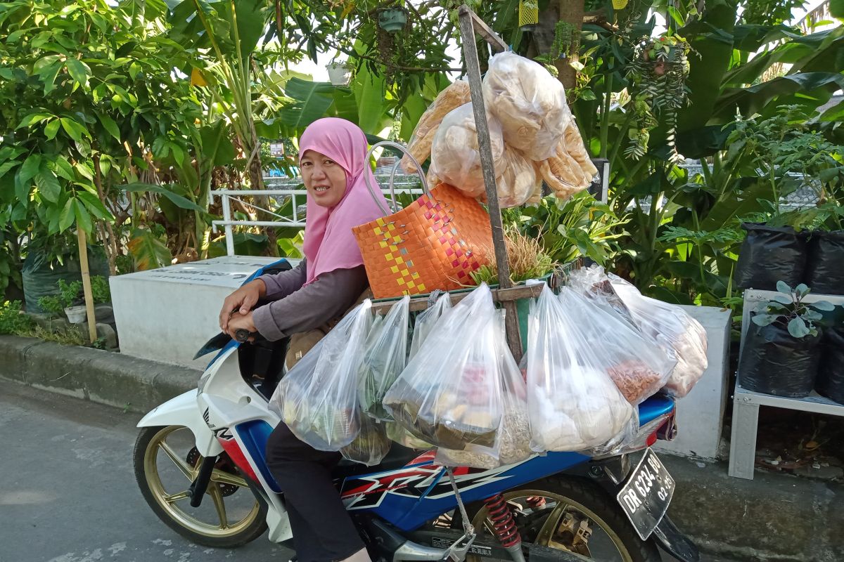 DLH sosialisasi larangan tas plastik sekali pakai di pasar Mataram