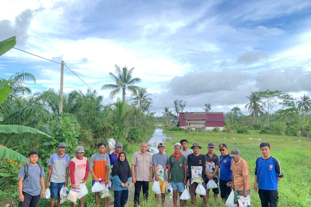 Pemda Koltim serahkan bantuan korban banjir