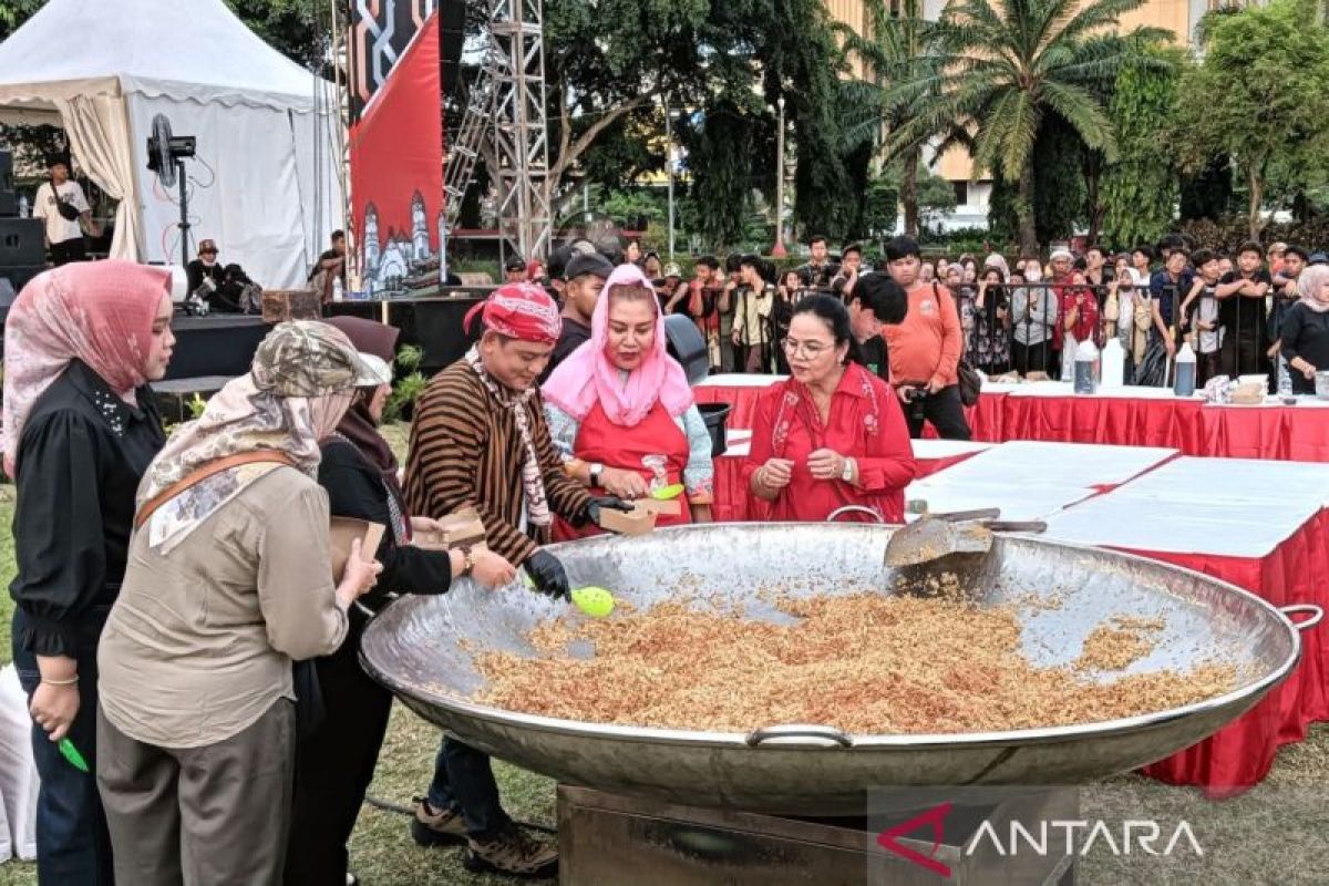 Wali Kota Semarang - Chef Bobon masak nasi goreng di wajan raksasa