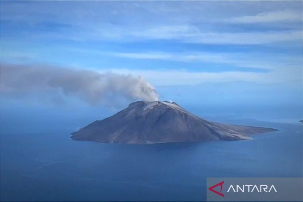 Korban erupsi Gunung Ruang yang sakit diangkut pakai helikopter