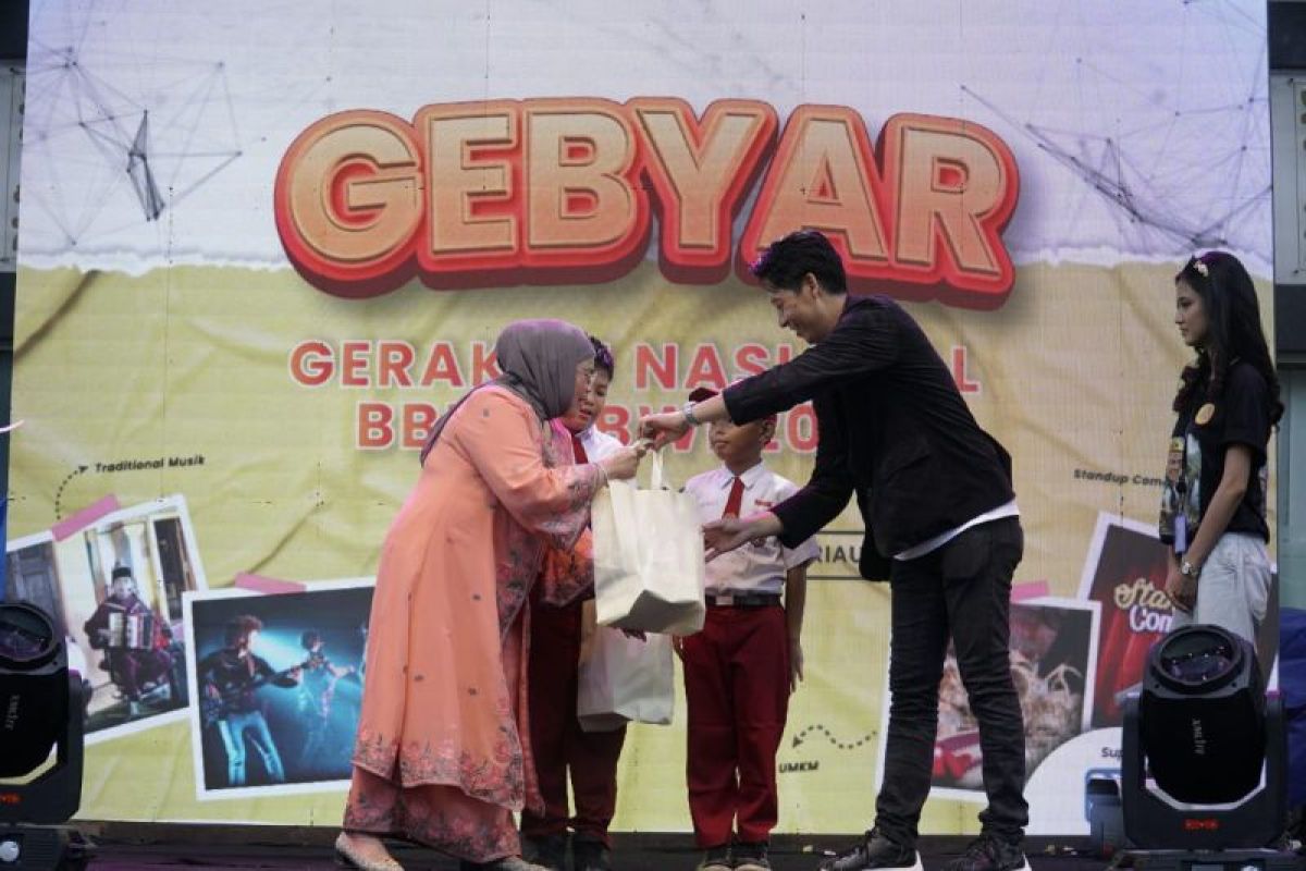 Ibu Pj Gubernur bersama ASPEKUR bagikan 1.000 paket makanan sehat tekan stunting