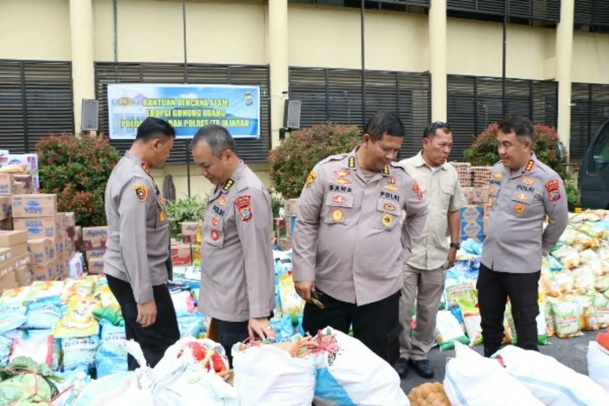 north-sulawesi-police-sends-aid-to-mount-ruang-eruption