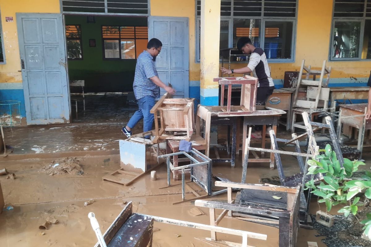 Disdik Sulsel mencatat 8 SMA/SMK terdampak banjir dan longsor