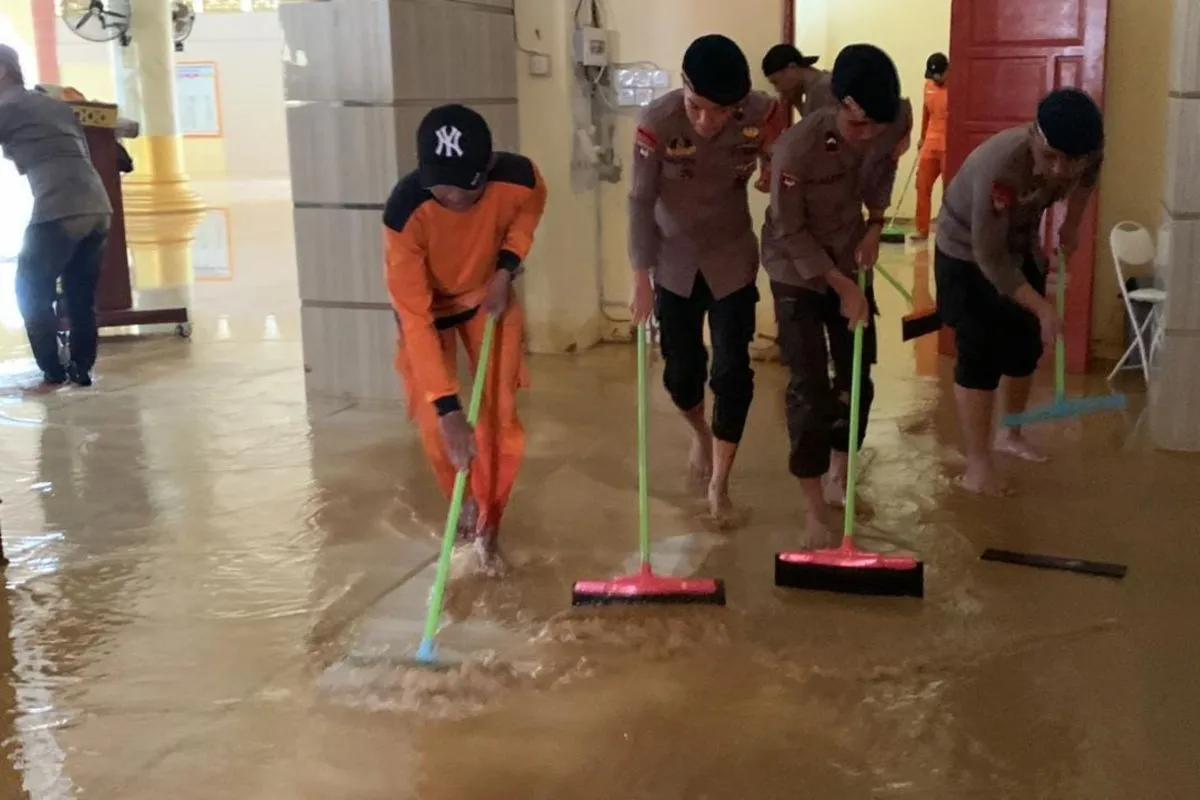 mobile-brigade-cleans-up-post-flood-public-facilities-in-wajo