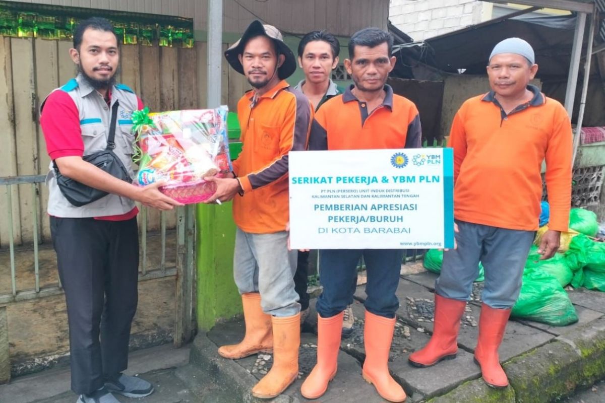 Peringati May Day, PLN beri bantuan ratusan pekerja pasar dan pelabuhan