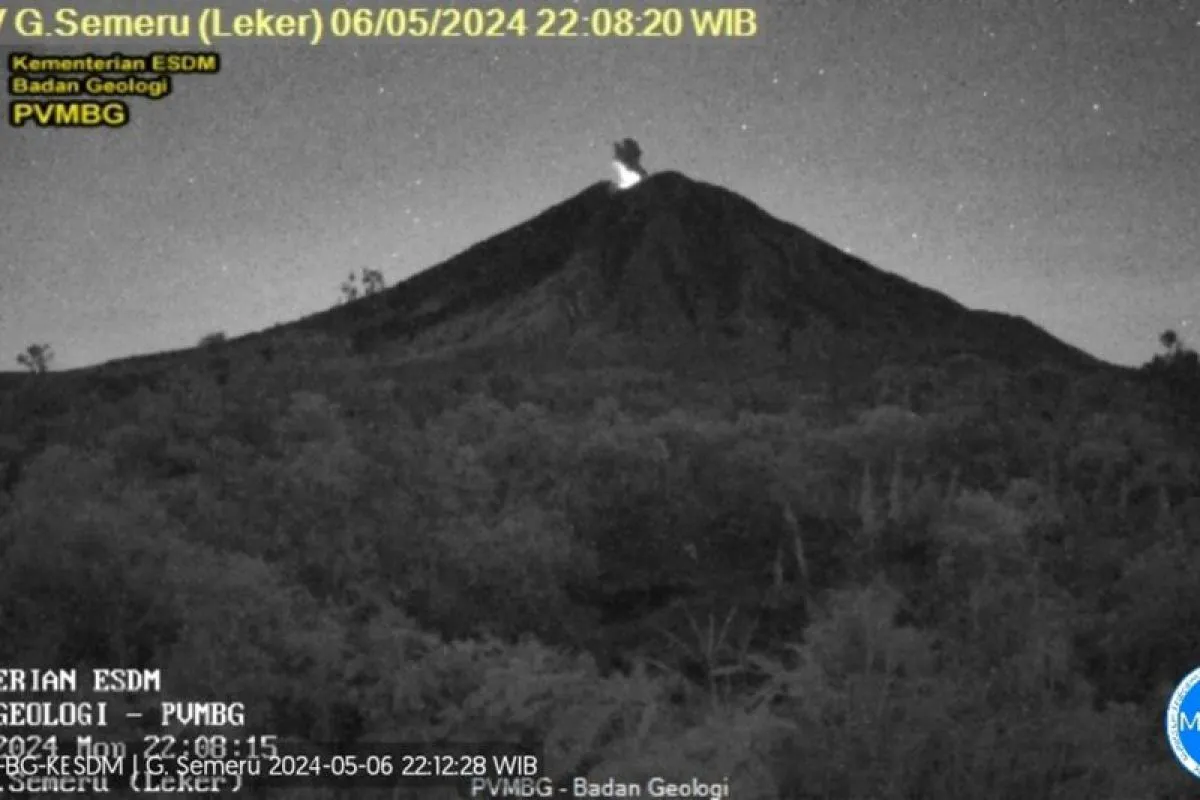 mount-semeru-erupts-again-ash-column-reaches-800-meters