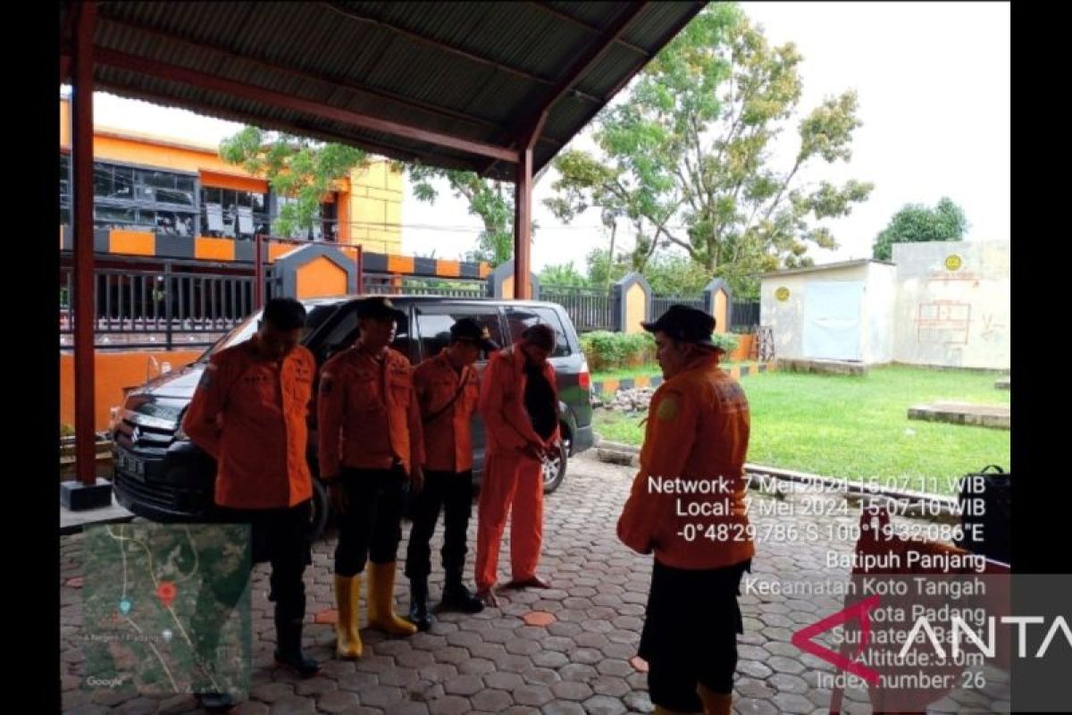 SAR Padang masih cari dua korban tertimbun longsor di Sitinjau Lauik