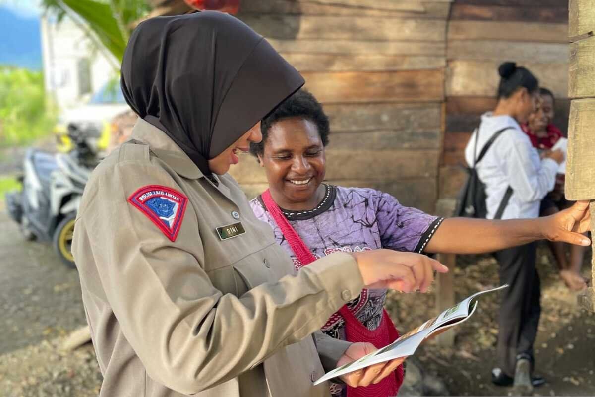 Polisi wanita bantu entaskan buta aksara masyarakat OAP di Sentani