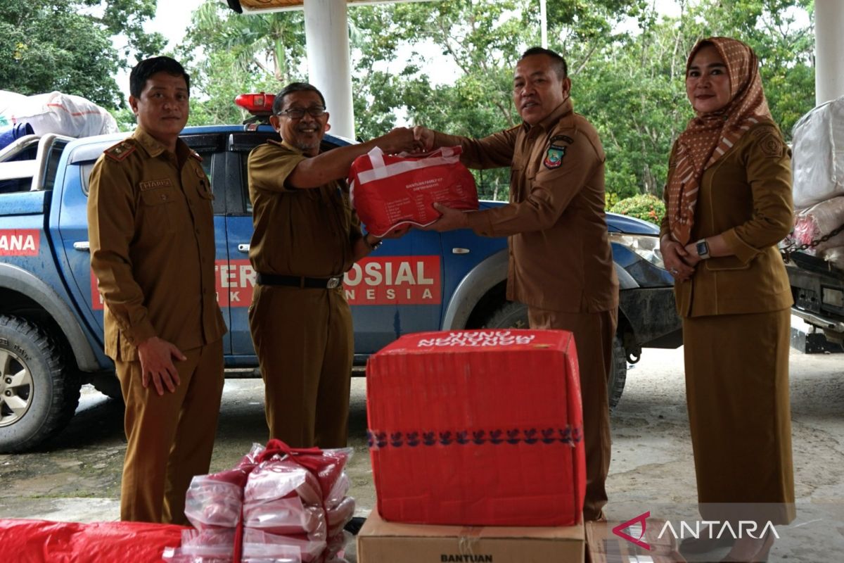 Pemprov Sultra serahkan bantuan ke korban banjir di Konawe Utara