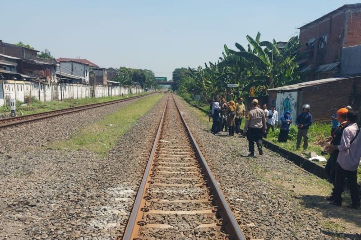 Satu orang tewas setelah sepeda motor terobos palang KA Sembrani di Semarang