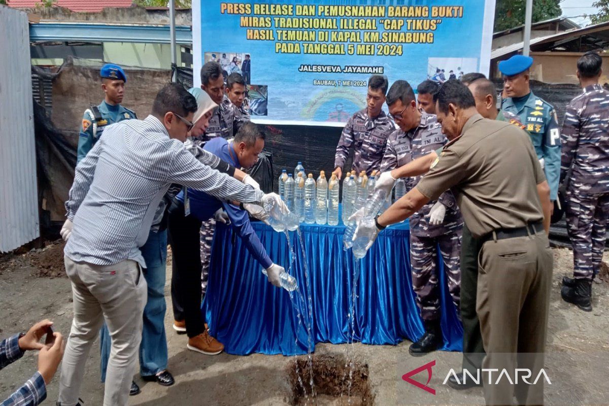 Lanal Kendari musnahkan 120 liter minuman keras dari kapal KM Sinabung