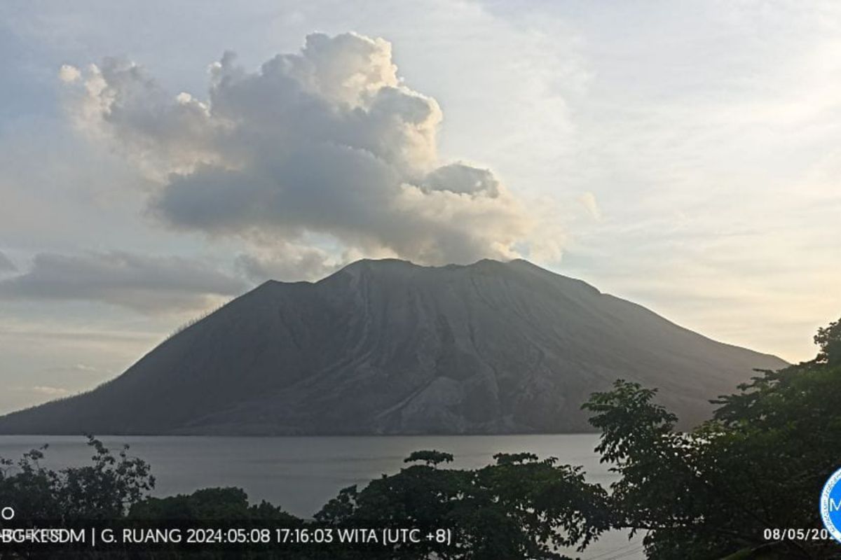 Badan Geologi catat masih ada erupsi kecil Gunung Ruang di Sitaro