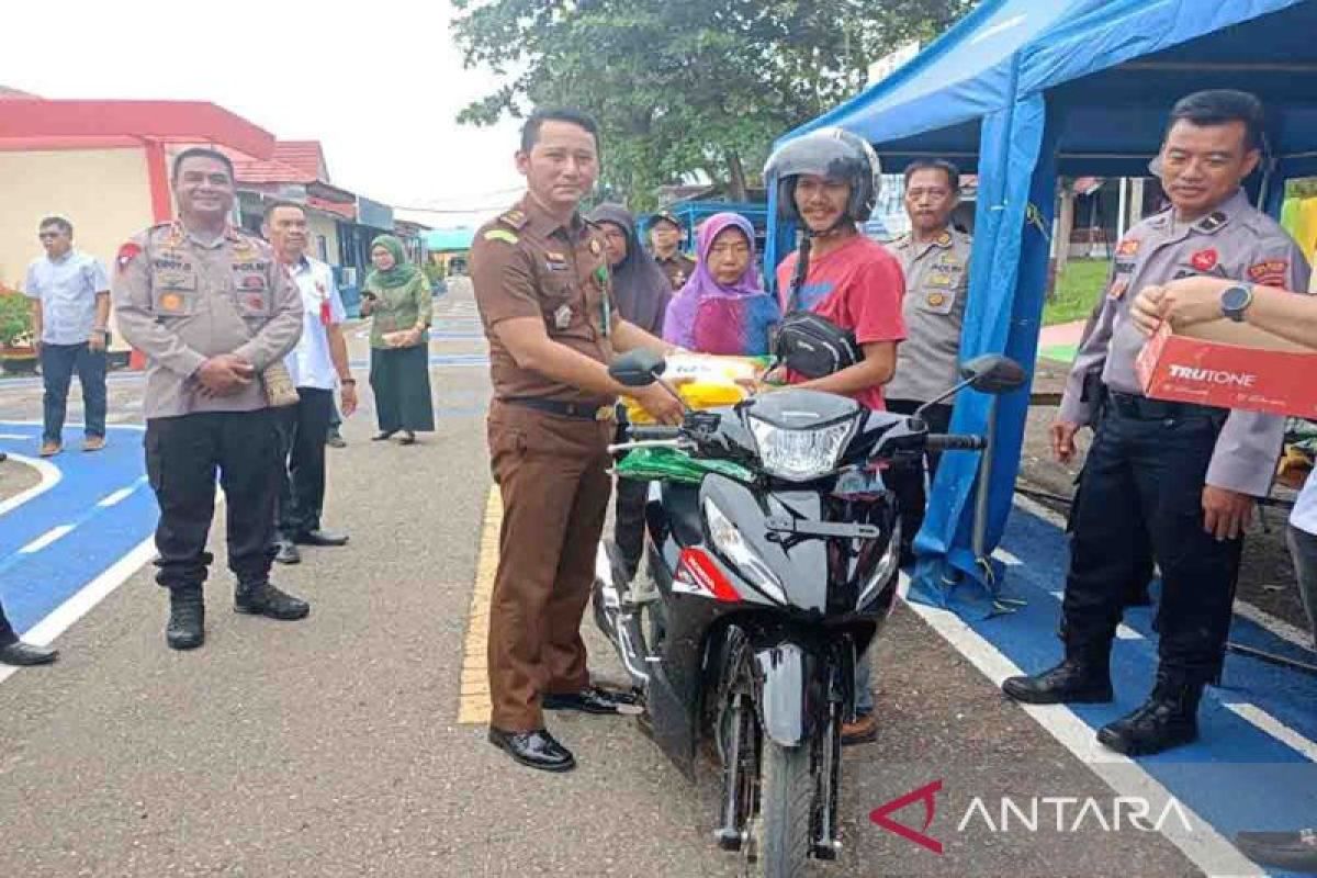 Polres Bartim berikan vitamin dan gelar bazar beras SPHP