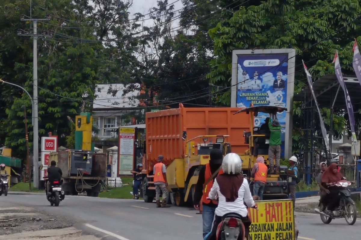 Jalan rusak di Pematang Reba mulai diperbaiki