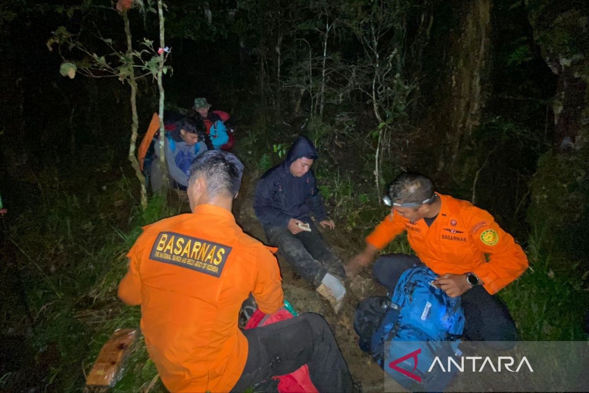 Rayakan kelulusan dengan daki gunung, enam pelajar kelelahan tak sanggup lagi melangkah