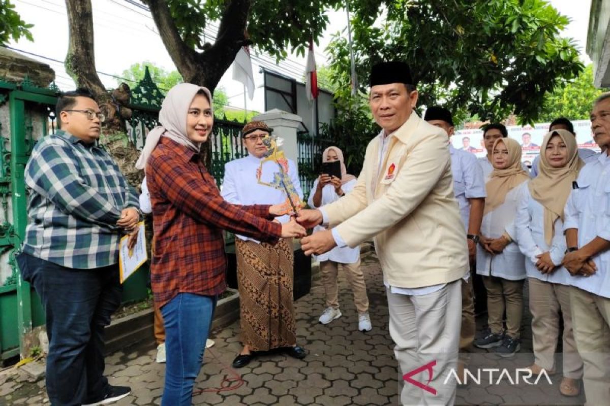 Gerindra serahkan wayang Srikandi ke Astrid Widayani