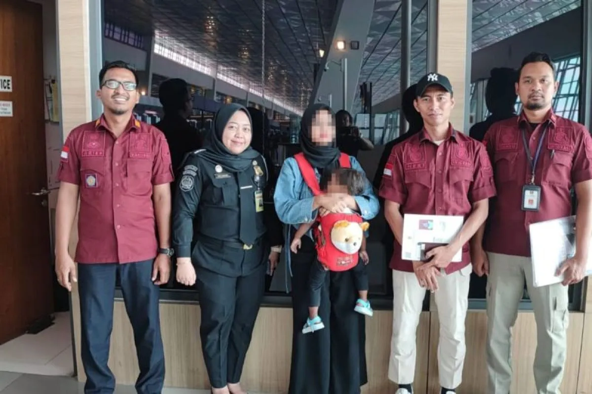 sri-lankan-mother-and-baby-deported-by-kediri-immigration