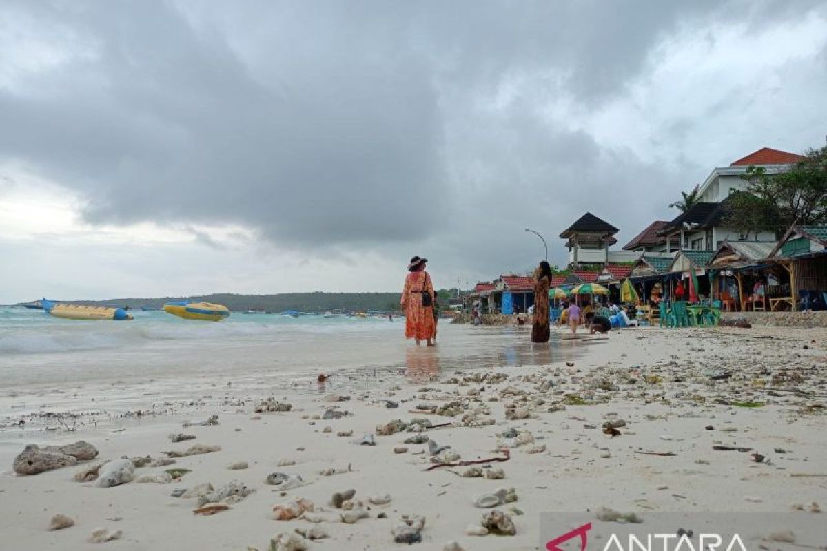 Objek wisata pantai Tanjung Bira ramai dikunjungi saat cuti bersama