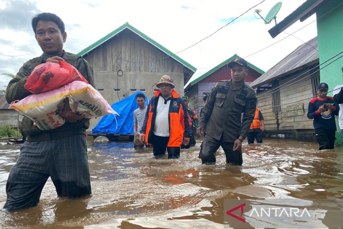 Bupati Konut terjang banjir salurkan bantuan untuk warga