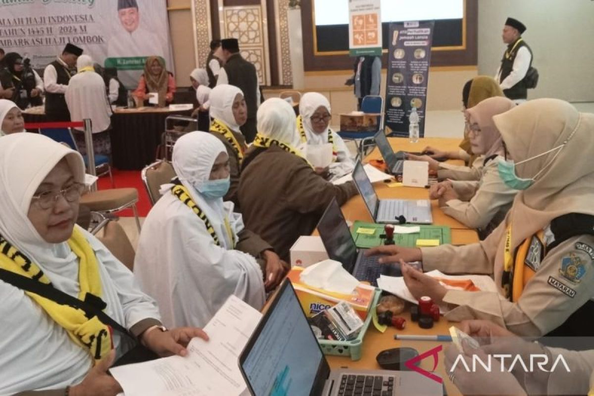 Calon jamaah haji Kloter I Embarkasi Lombok mulai memasuki Asrama Haji