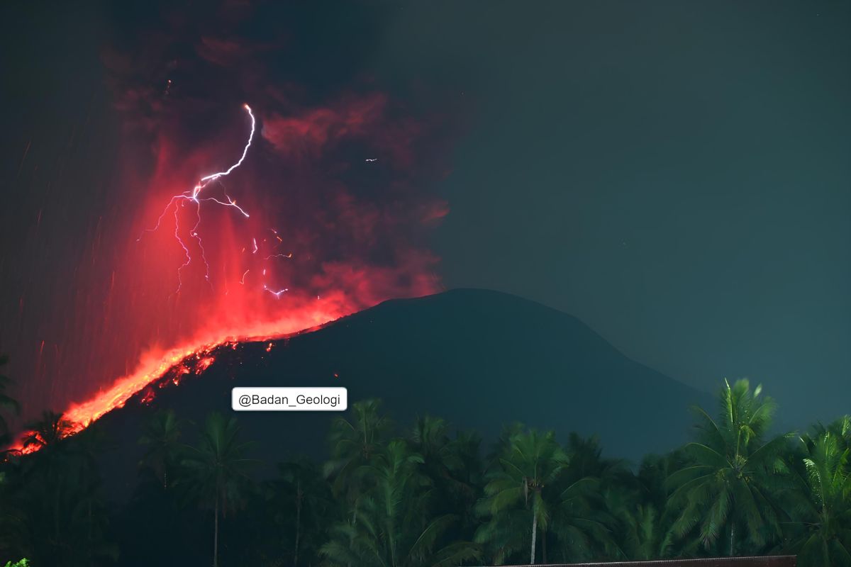 Munculkan badai petir vulkanik saat dini hari, erupsi Gunung Ibu, Maluku Utara
