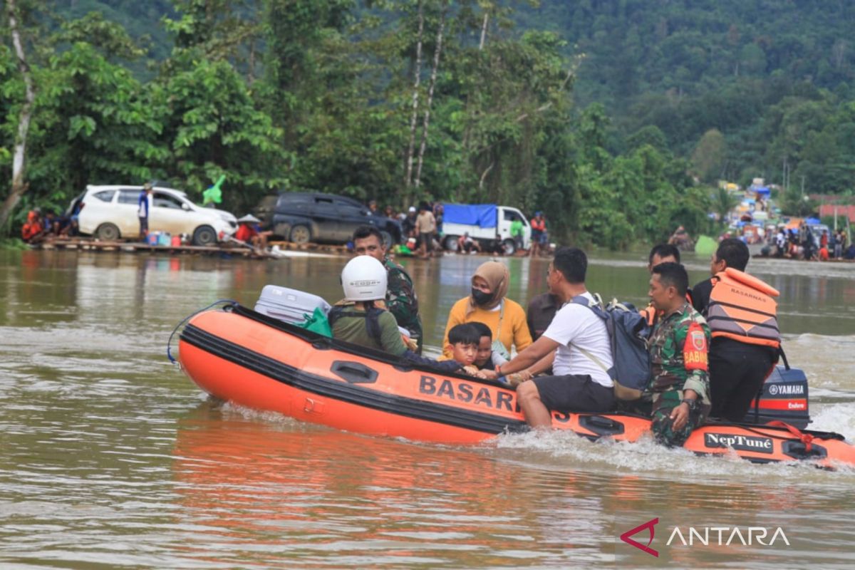 Basarnas evakuasi ratusan korban banjir bandang di Konawe Utara