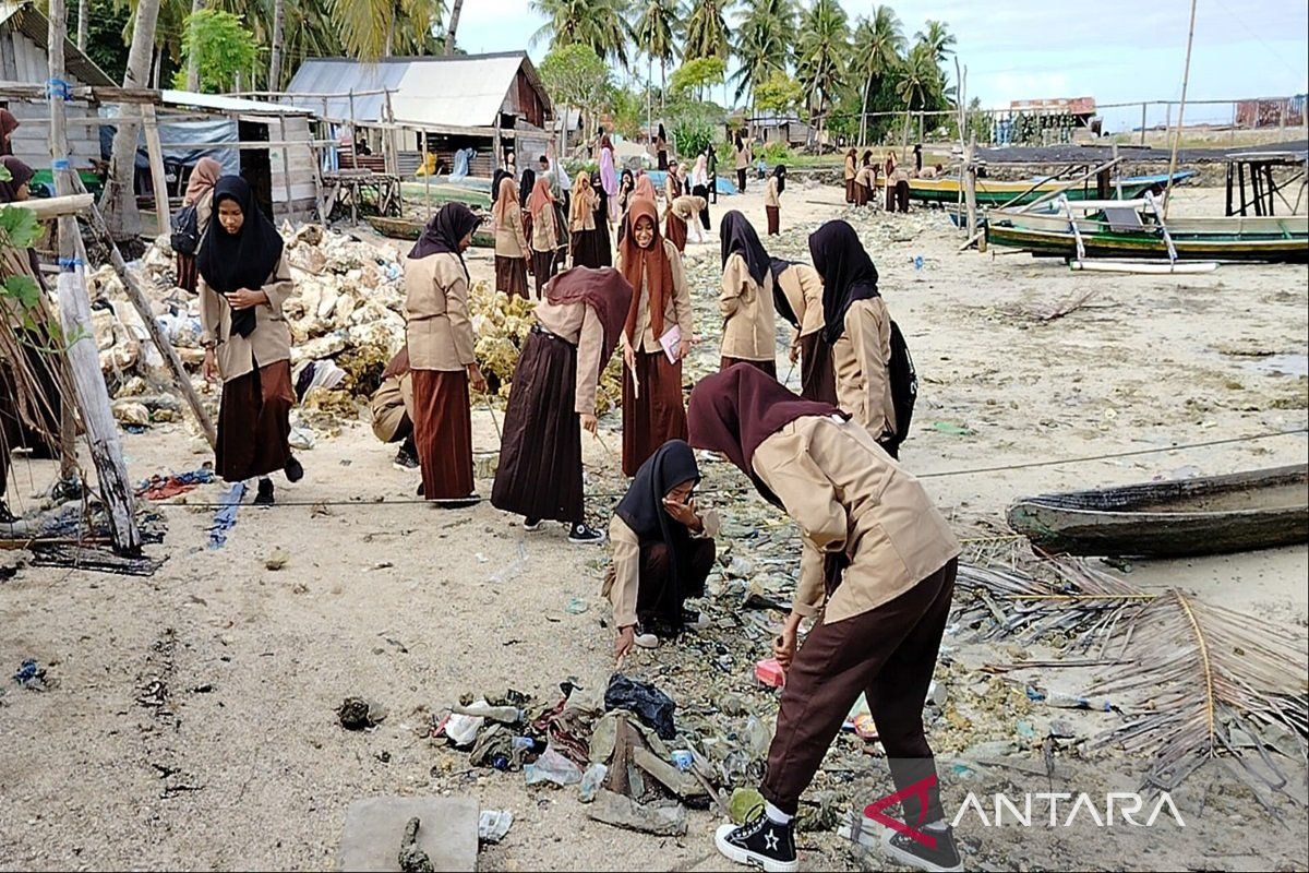 60 ribu siswa SMU-SMK di Sultra serentak lakukan pembersihan lingkungan