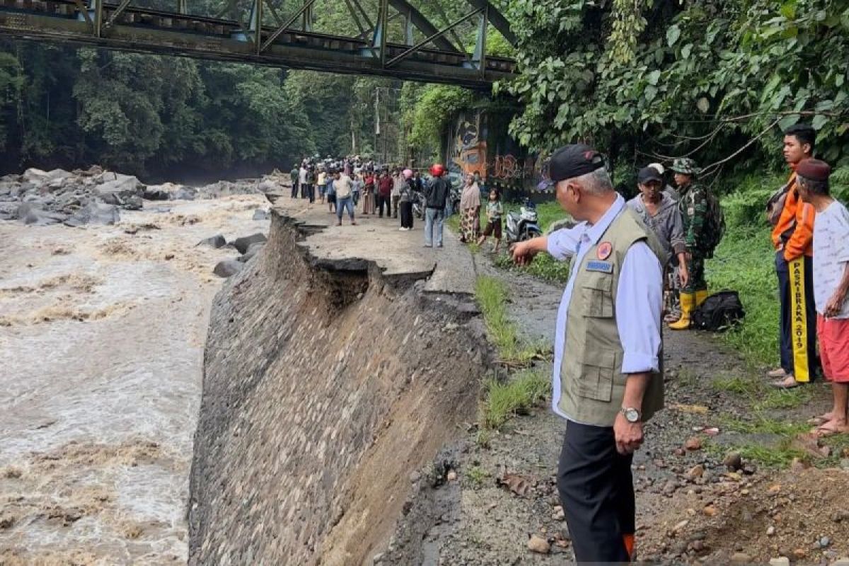 27 orang meninggal dunia, dampak banjir di Sumbar