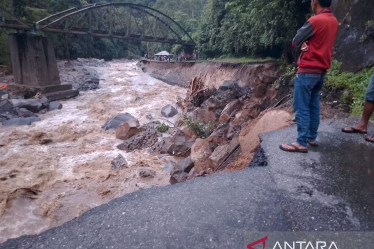 14 orang meninggal dunia akibat banjir bandang di Sumbar