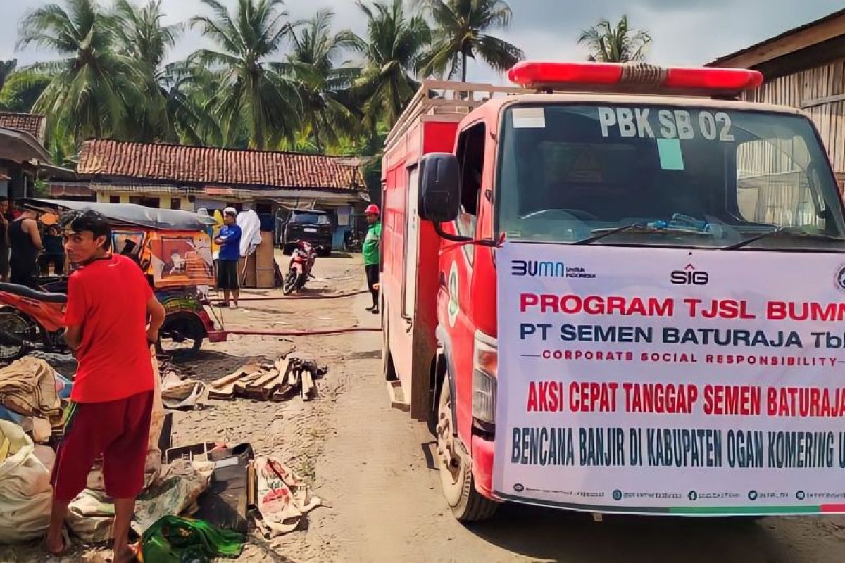 Sinergi dengan PDAM, Semen Baturaja distribusikan air bersih untuk korban banjir OKU