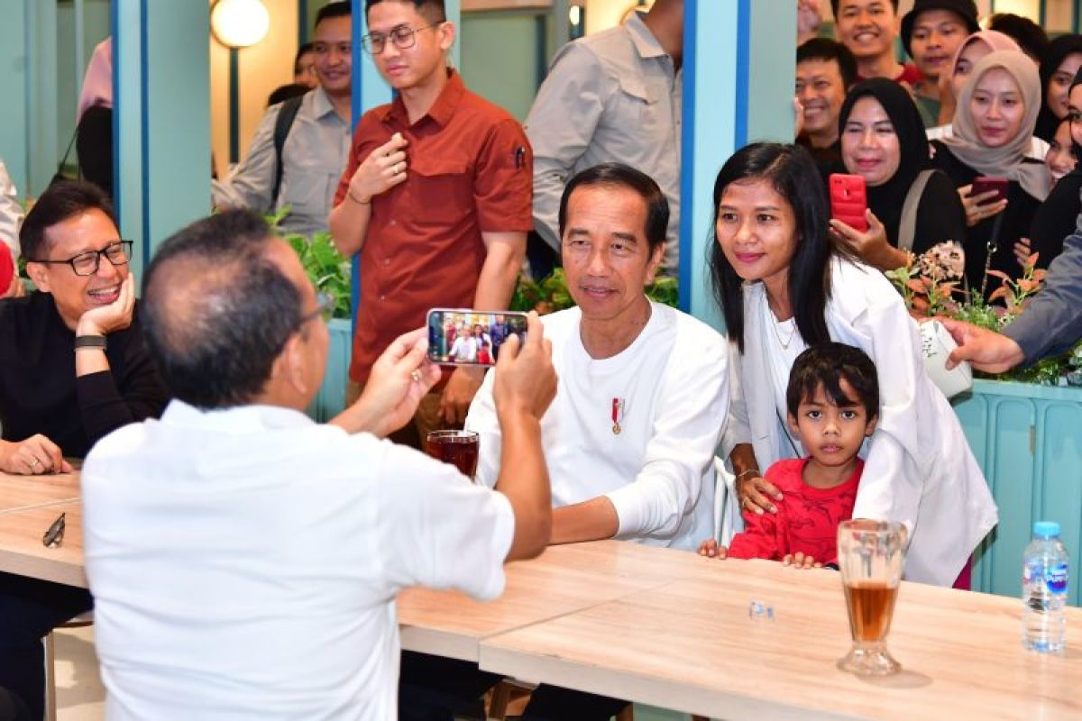 Jokowi sapa masyarakat dan santap nasi goreng di Kendari