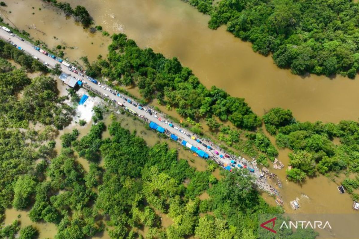 Ratusan kendaraan masih mengantre di jalan Trans Sulawesi Konawe Utara