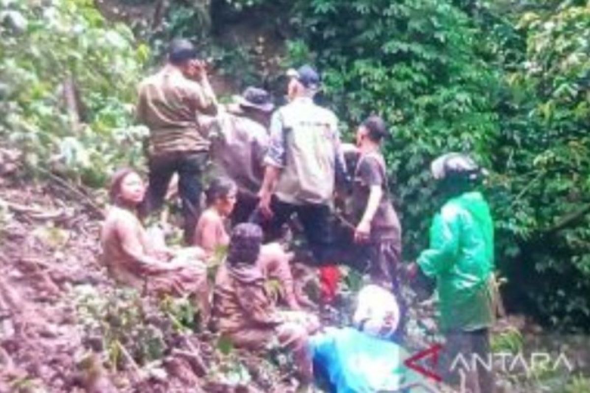 Gubernur Sumbar bantu evakuasi korban longsor dalam jurang