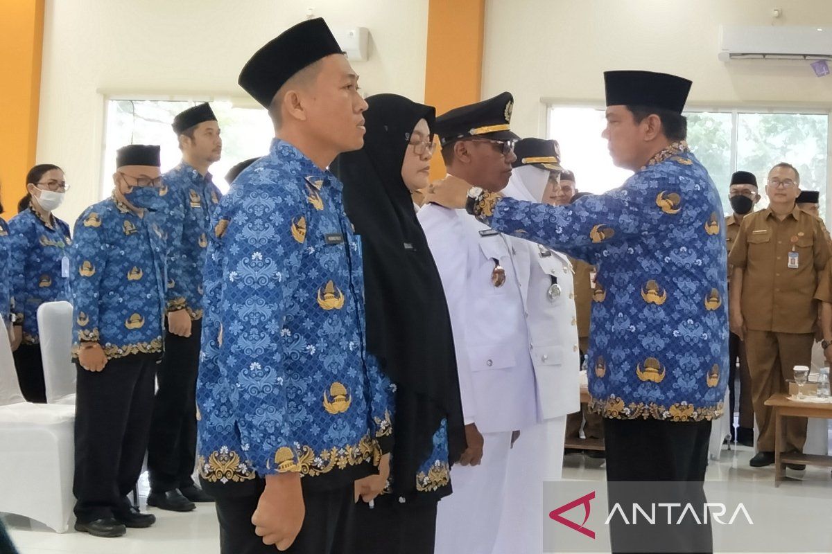 Penjabat Bupati Kobar lantik 69 administrator dan pengawas