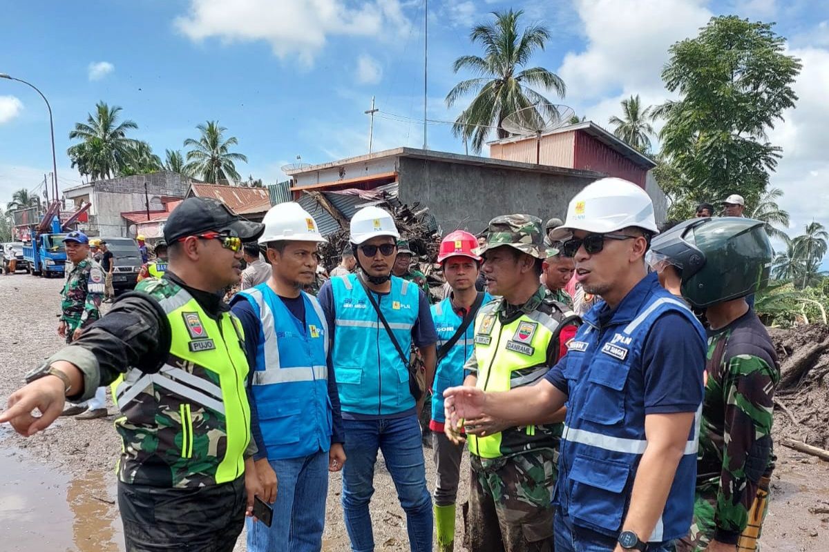 PLN gerak cepat pulihkan listrik terdampak banjir dan longsor di Sumbar, gubernur apresiasi