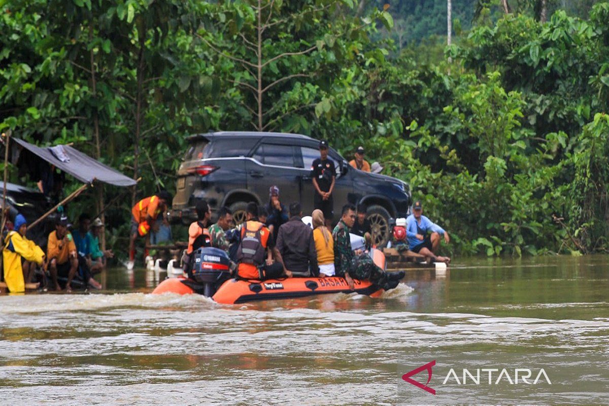 Basarnas imbau masyarakat agar tidak di dalam mobil saat naik rakit