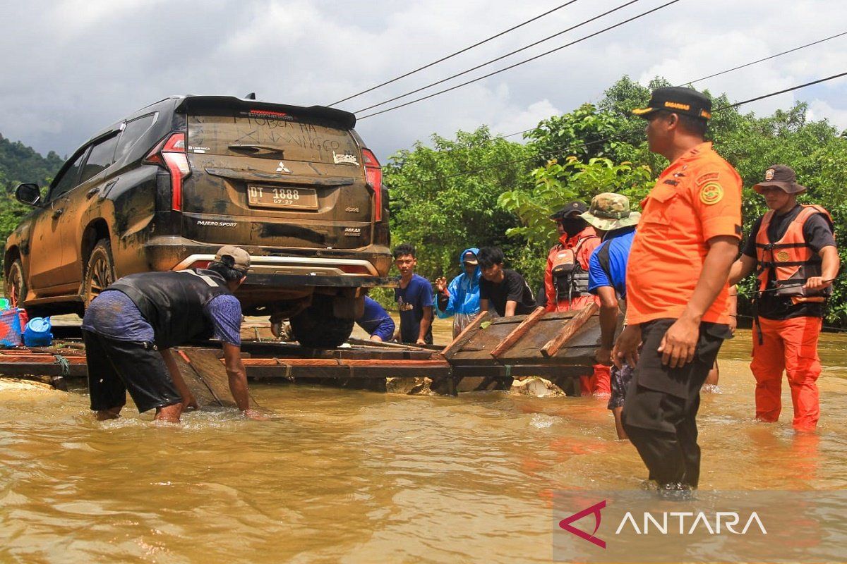 Basarnas imbau masyarakat tidak di dalam mobil saat naik rakit