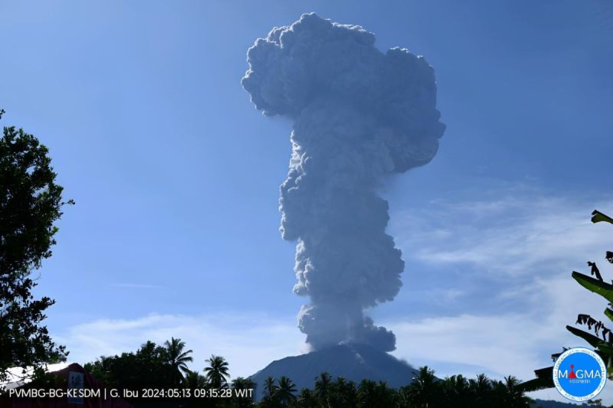 Gunung Ibu, Maluku Utara, lontarkan abu vulkanik tinggi - ANTARA News ...