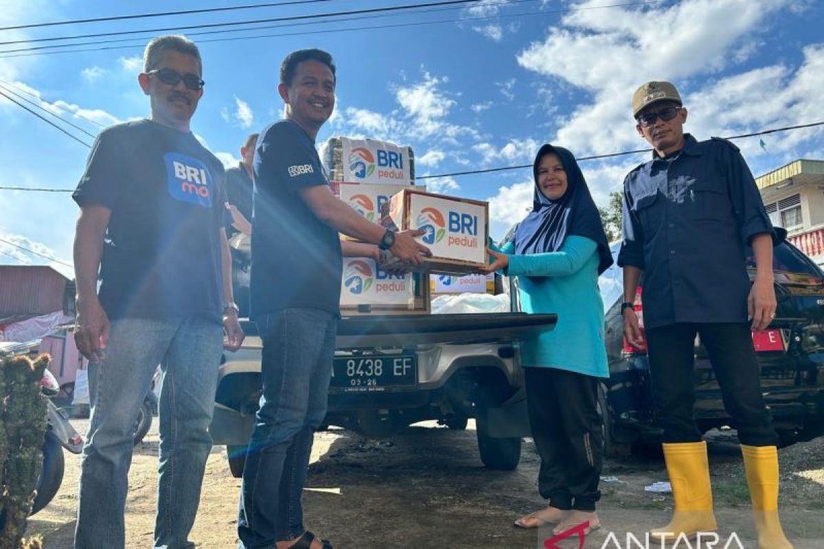 BRI Regional Office Padang bagikan bantuan makanan bagi korban banjir di Sumbar