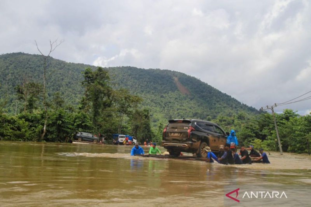 Jasa rakit penyeberangan di Konut pasang tafif hingga Rp700 ribu