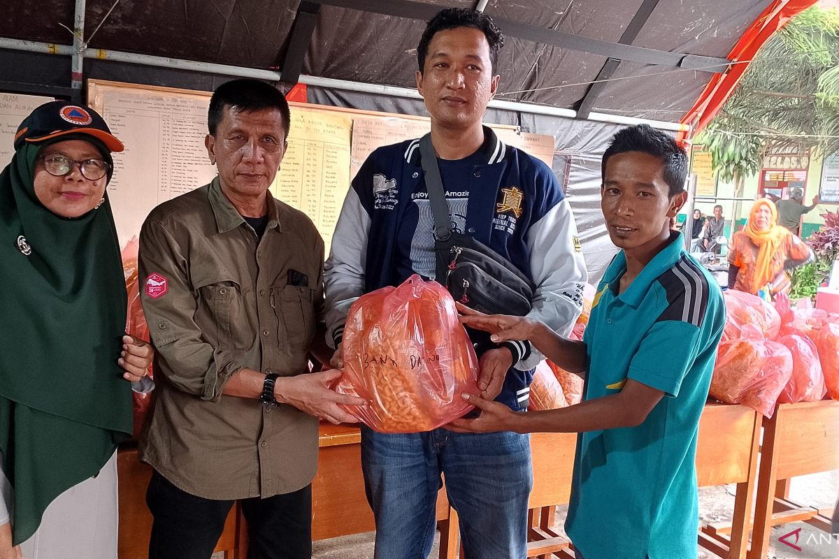 Dinsos Agam terima bantuan Keripik Sanjai untuk pengungsi banjir bandang